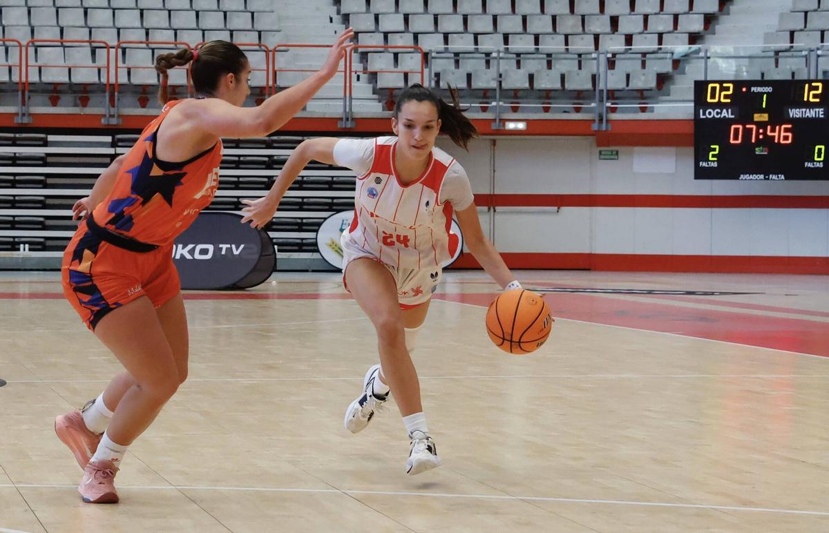 Sofía Llanos, en una acción de ataque en un partido en el Palacio de La Guía.