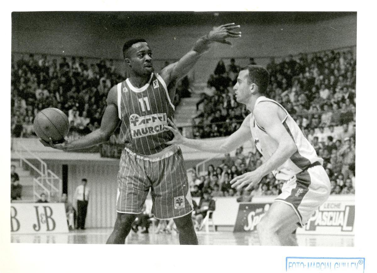 Mike Anderson, en un partido ante el León de la temporada 1994-1995