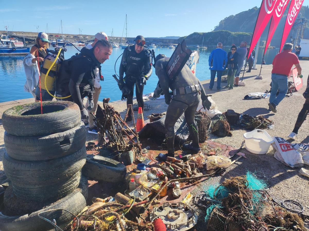 LIMPIEZA PUERTO CUDILLERO Treinta años sacando lustre al fondo marino