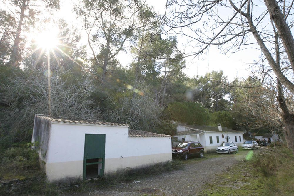 Imágenes de 2011 y 2009 del Polvorín de Santa Gertrudis antes de que fuese vendido por el Consell de Ibiza a manos privadas.