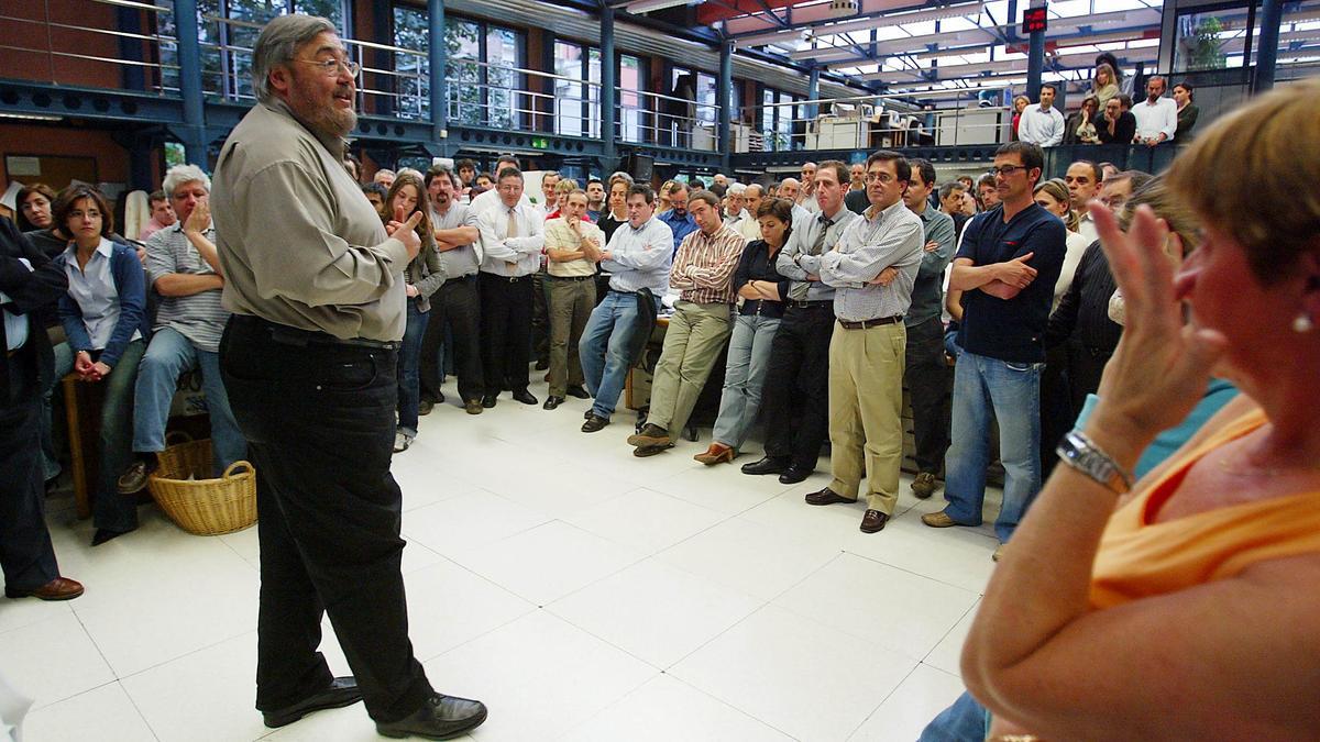 BARCELONA 9/5/2006 DESPEDIDA DE ANTONIO FRANCO EN LA REDACCION DEL PERIODICO FOTO DE JULIO CARBO