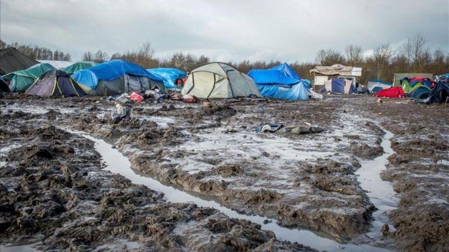 Francia desmantela un campamento de inmigrantes cerca de Dunkerque