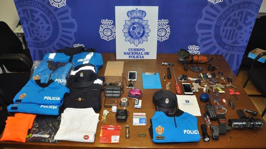 Efectos que usó el detenido para sus robos, haciéndose pasar por Policía Local de Oviedo.