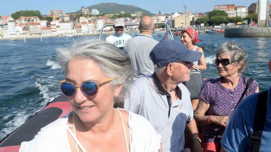 Un grupo de turistas se desplaza en barco hasta la isla de Cortegada. // Noé Parga