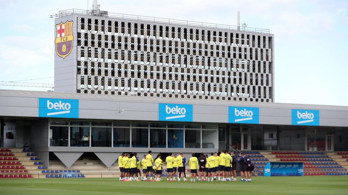 El primer edificio construido en la ciudad deportiva azulgrana con la plantilla 2019-20 en el campo Tito Vilanova.