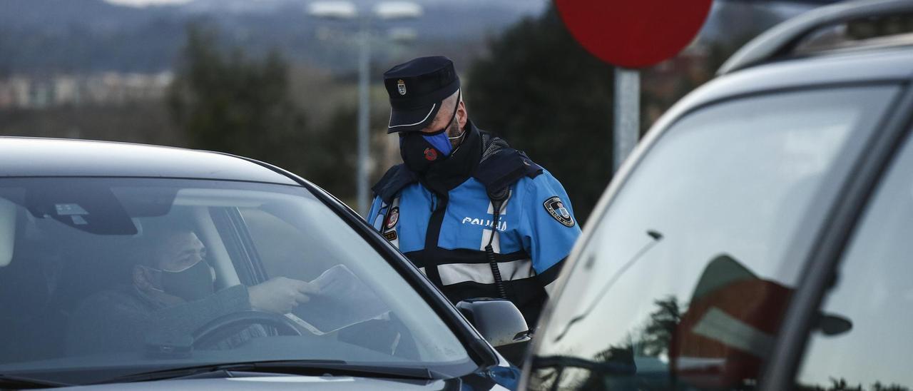 Un control policial en Oviedo. | JULIÁN RUS