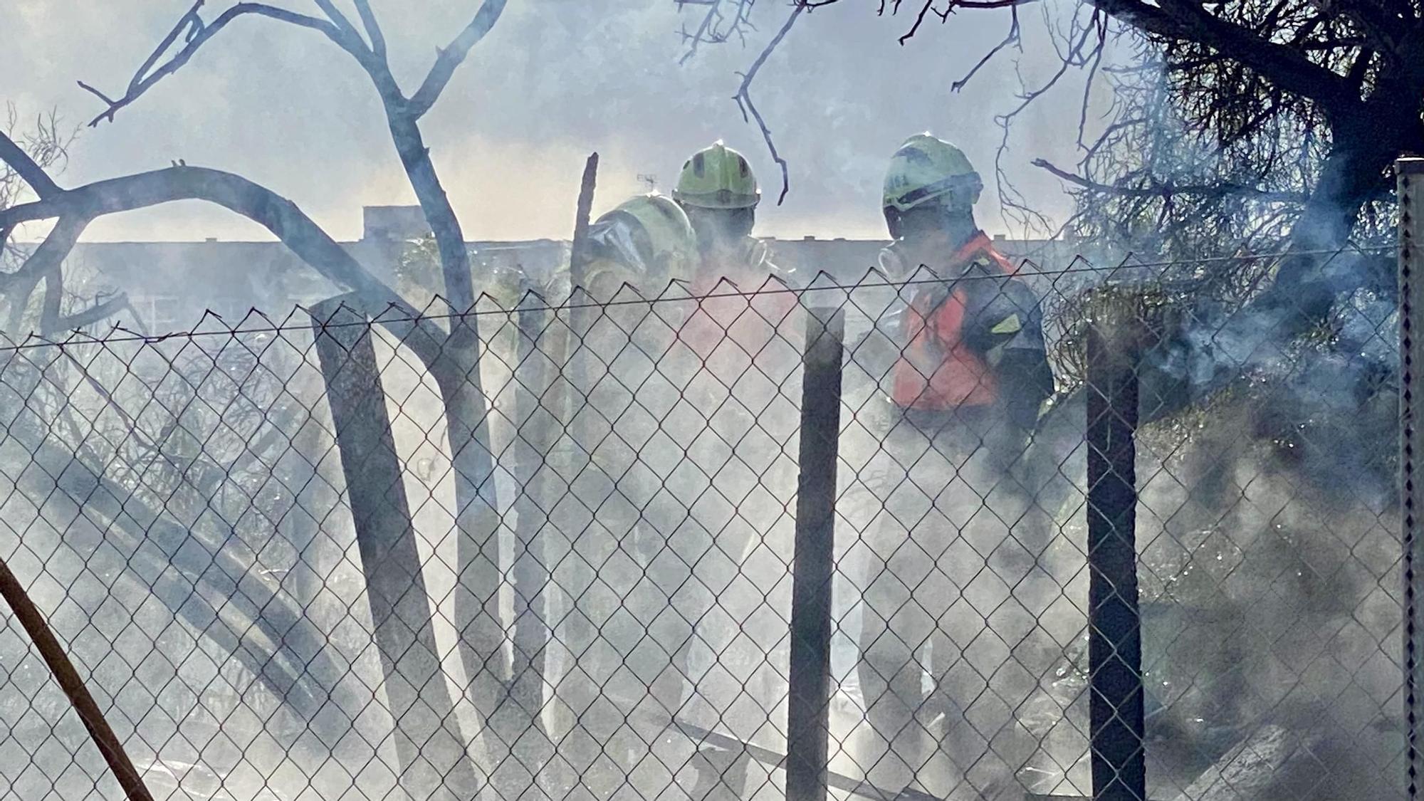 Incendios en Palma: Las fotos del fuego que ha calcinado una chabola en Palma, en el barrio de Nou Llevant