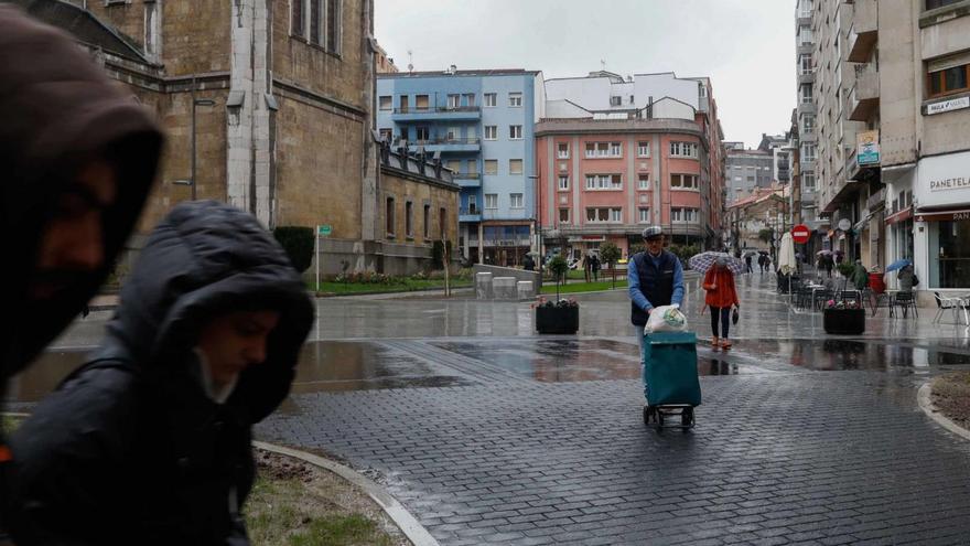 Transeúntes caminan por las nuevas zonas peatonales del entorno de la plaza de La Merced. | Mara Villamuza