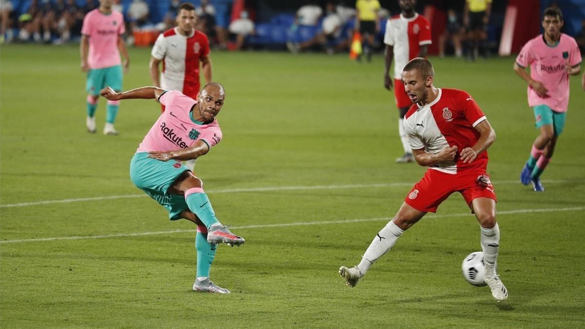 Braithwaite dispara a puerta en el amistoso ante el Girona.