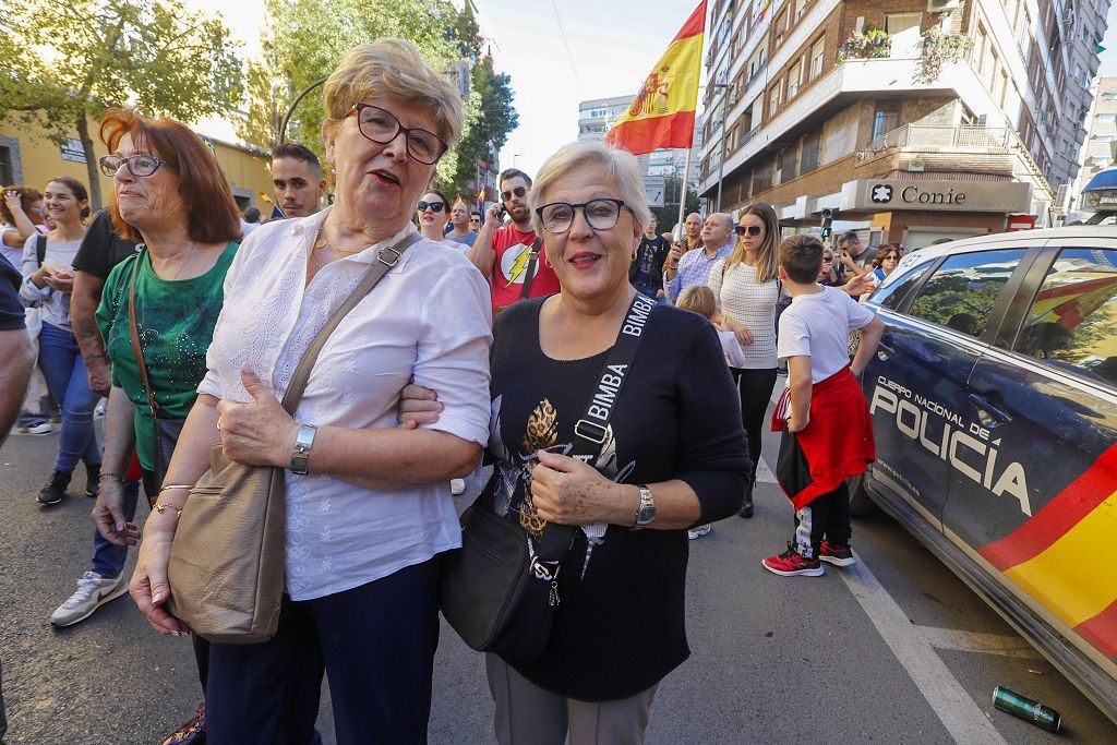 Imágenes de la concentración de Vox frente a la sede socialista de Murcia este domingo