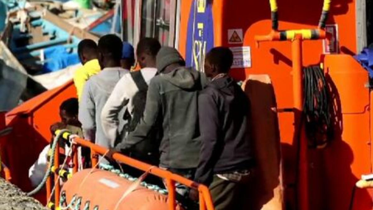 Rescatan un grupo de migrantes en una patera frente las costas de Fuerteventura