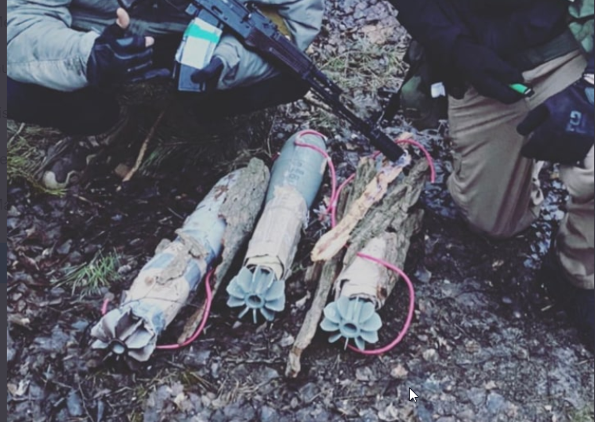 IED encadenado con tres proyectiles de 120 mm usado por la guerrilla ucraniana. Imagen difundida en diversas cuentas de redes sociales observadoras de la guerra.