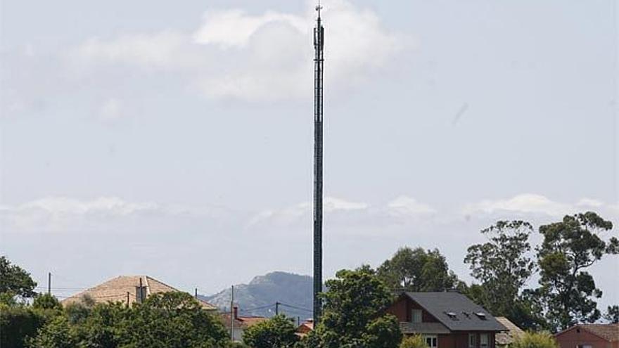 La antena tiene 40 metros y está muy próxima a un núcleo de casas en la parroquia de Saiáns.