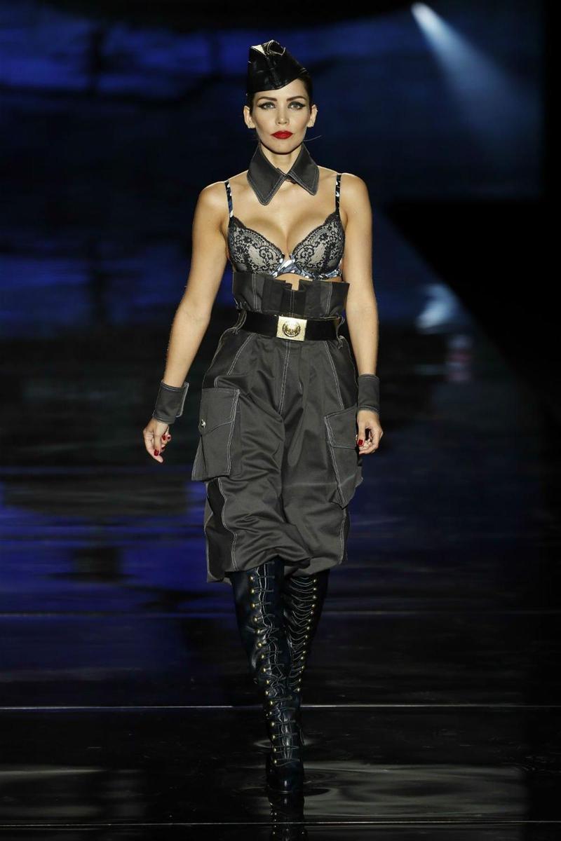 Rosanna Zanetti en lencería durante el desfile de Andrés Sardá en MBFWM