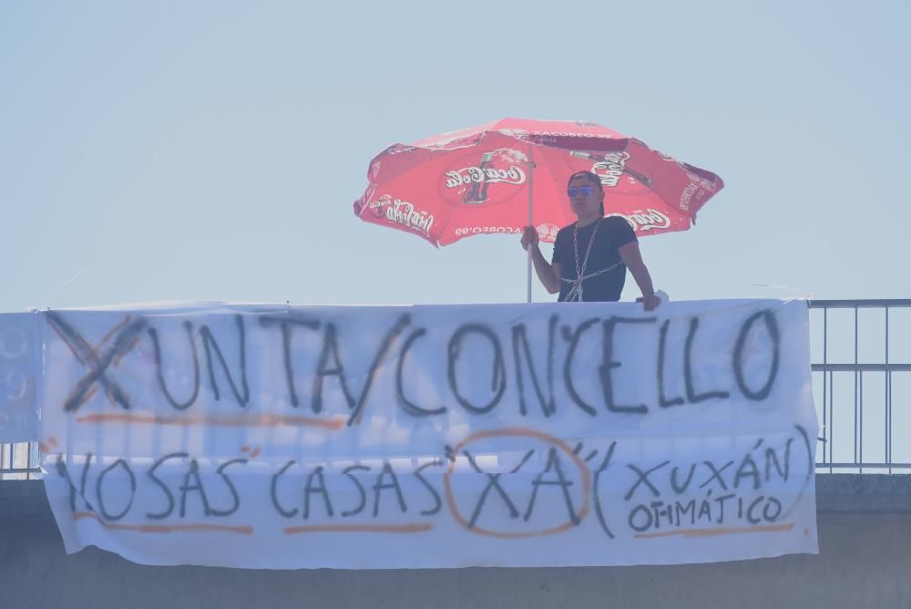 Un vecino se encadena a una pasarela en Lavedra para exigir que se le entregue su casa en el ofimático