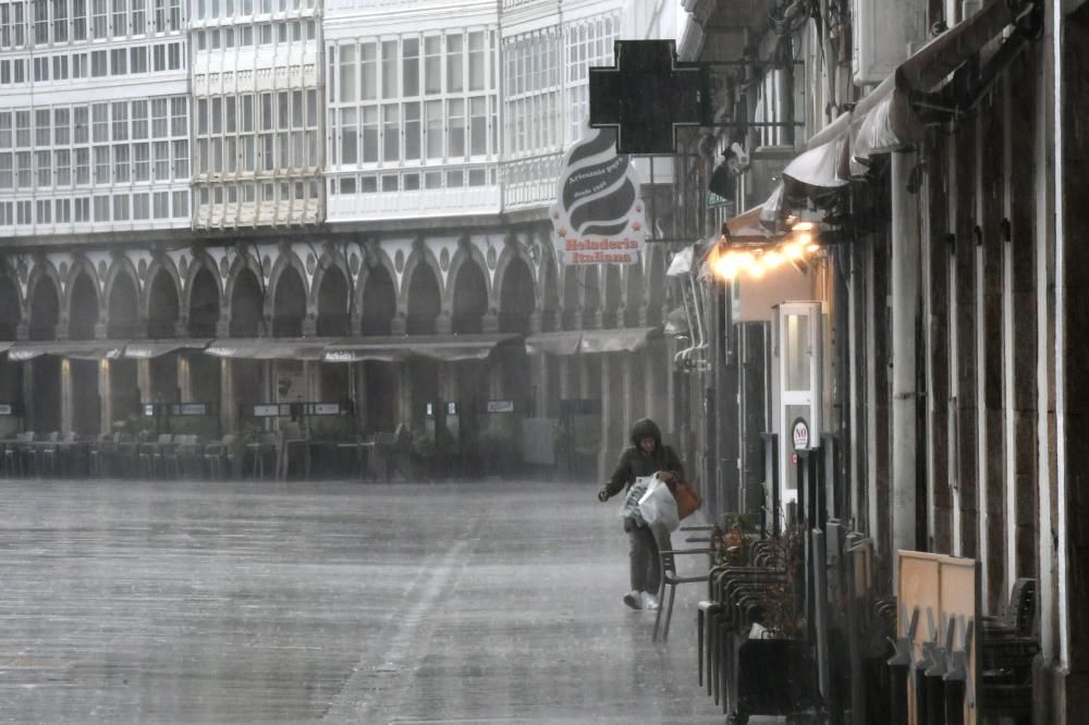 Meteorología adversa en una jornada de aviso naranja por lluvia con acumulaciones de hasta 80 litros por metro cuadrado, fuertes rachas de viento y fenómenos costeros en A Coruña.