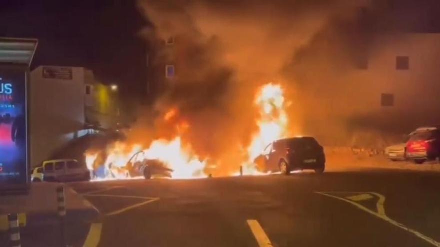 Vehículos ardiendo en el barrio de San Juan, en Las Palmas de Gran Canaria