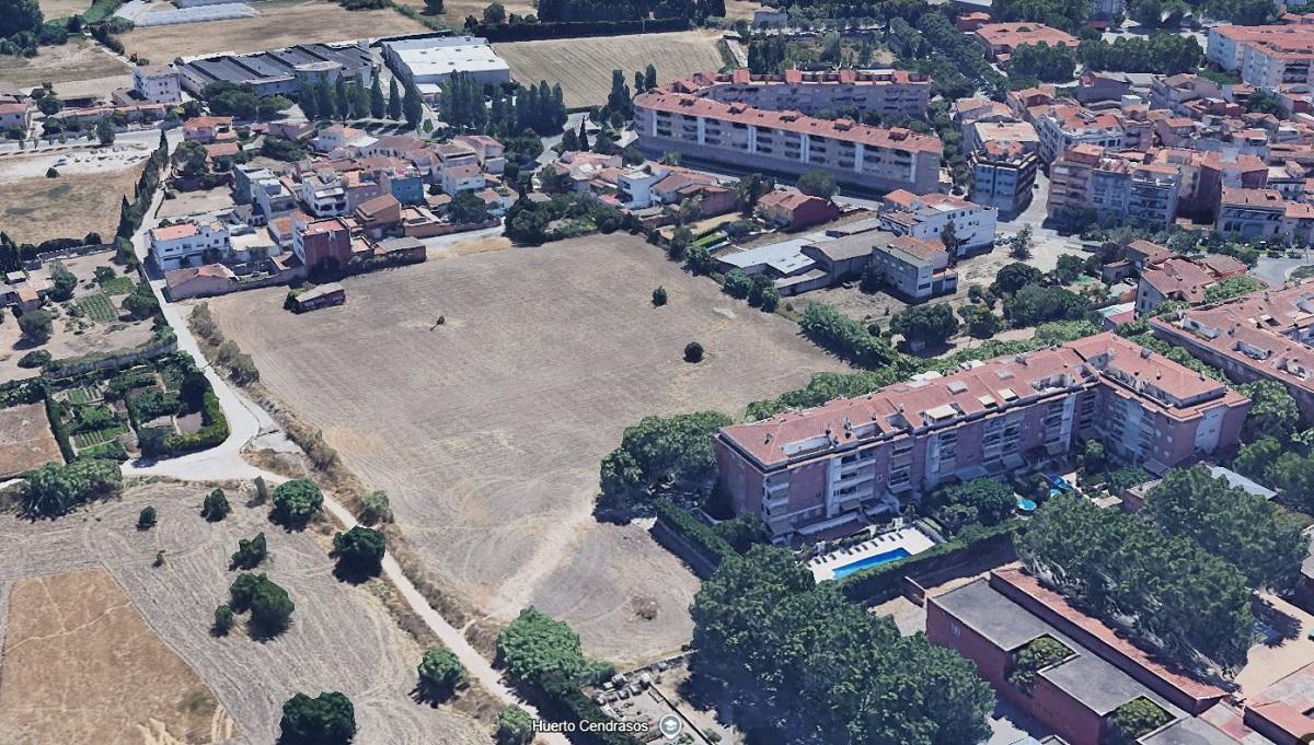 Imatge aèria dels terrenys entre els Cendrassos i l'Aigüeta, amb la fàbrica de Bac Valves al fons.