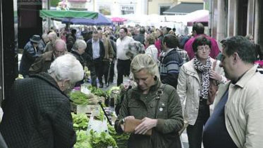 Una mujer comprando, ayer, en el mercado de la Primera Flor de Grado.