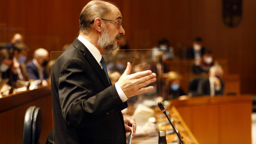 El presidente Lambán responde a las preguntas de la oposición en el pleno de las Cortes de Aragón