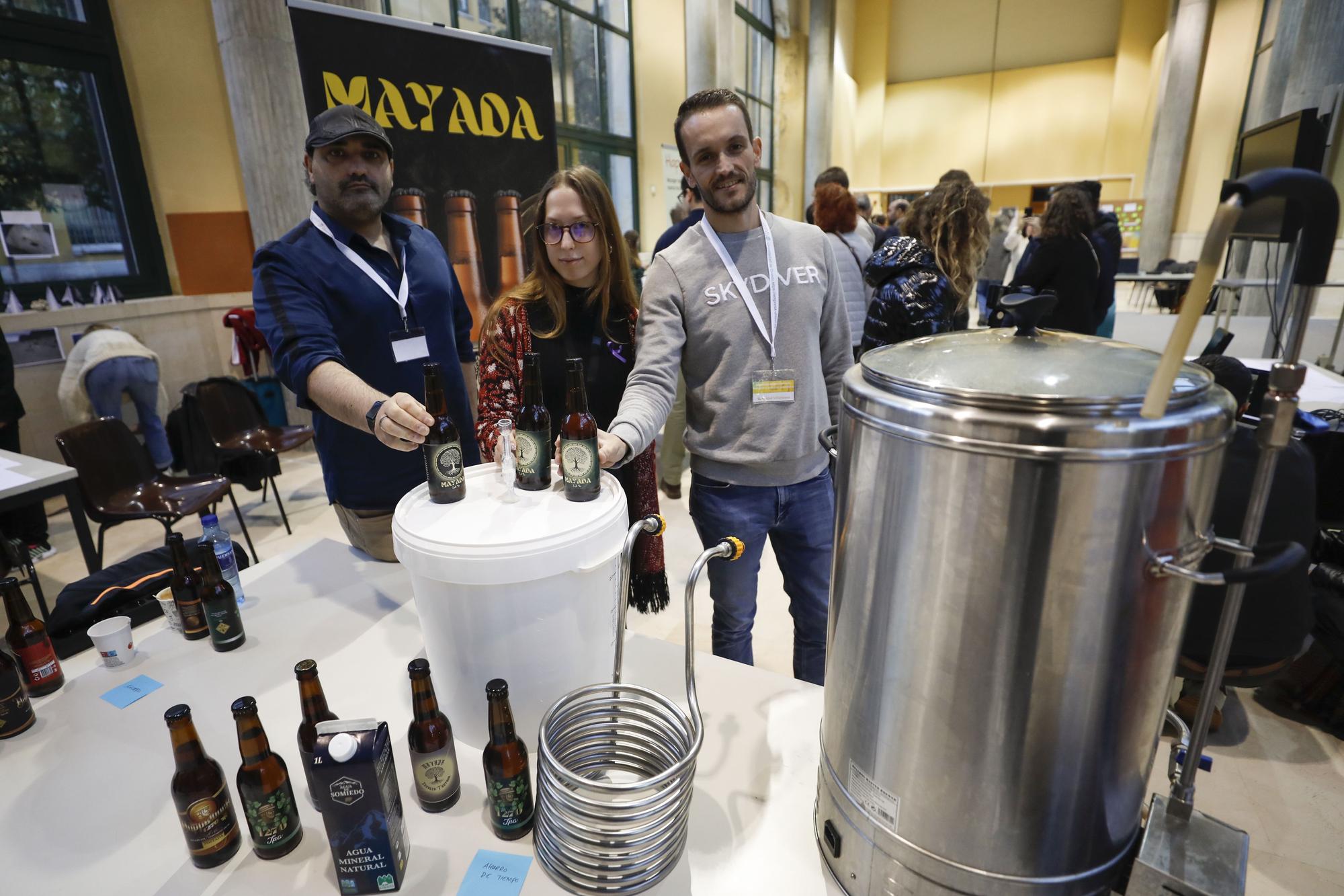 Por la izquierda Claudio Casella, Paula Cifuentes y Juan José Villanueva, con sus primeras  botellas de cerveza Mayada.