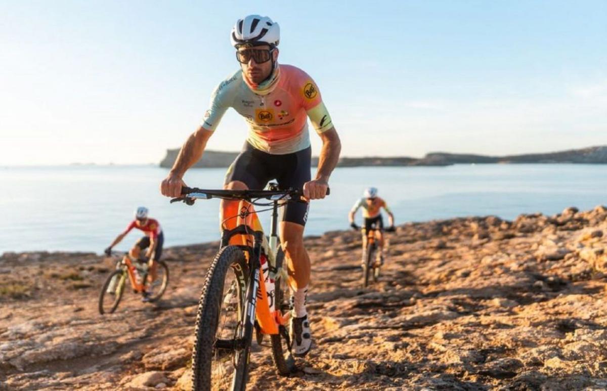 El ‘biker’ de Santa Eulària rondando entre rocas. | BUFF-MEGAMO
