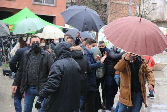 Els Mossos carreguen i disparen projectils de foam contra manifestants anti-vox a l'acte amb Abascal a Salt