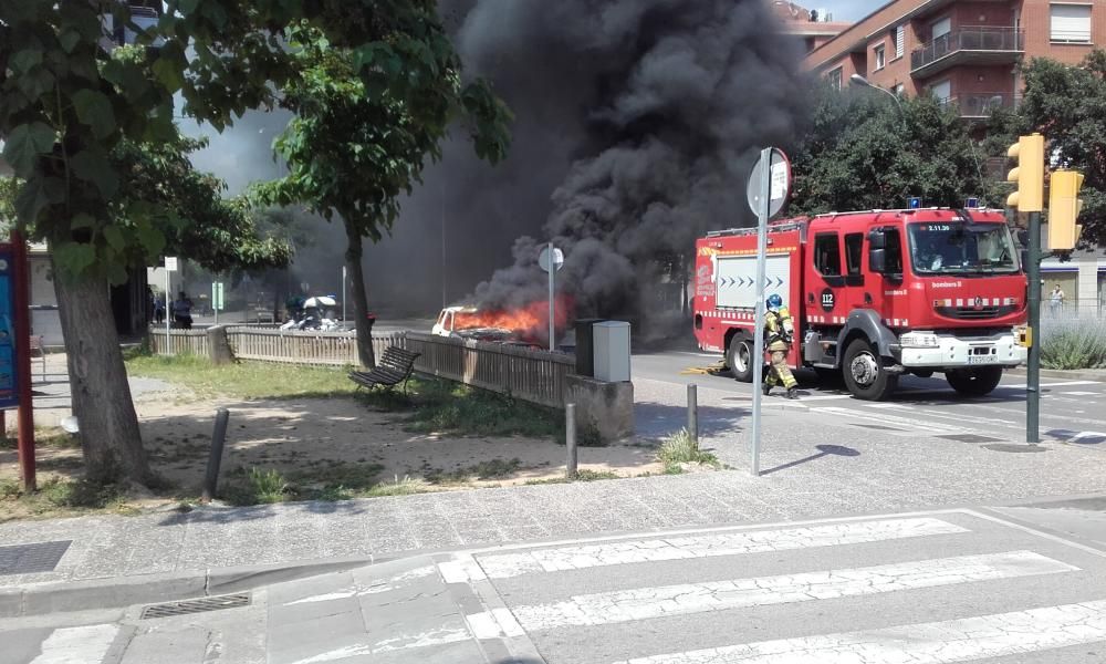 Crema un cotxe a l'Avinguda Pericot