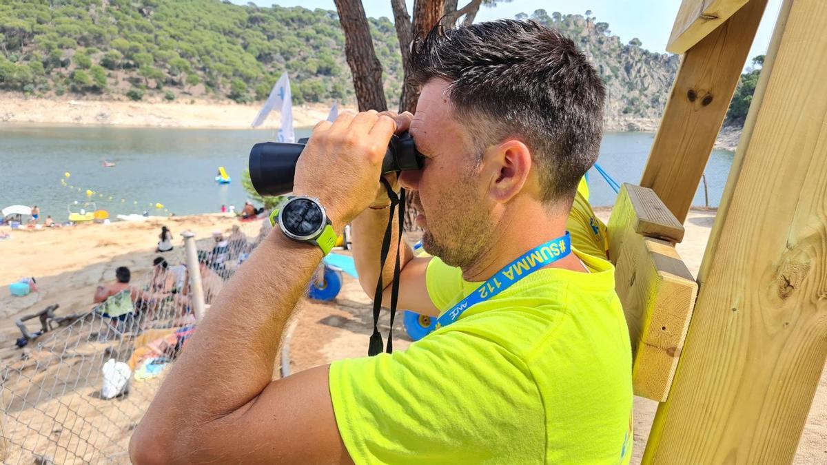 La Comunidad de Madrid activa el dispositivo especial de verano del SUMMA 112 en el pantano de San Juan.