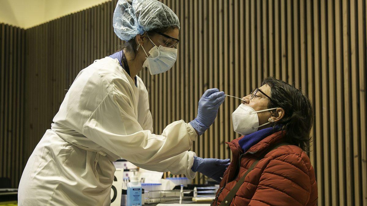 Una enfermera realiza una PCR a una paciente.