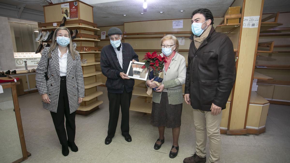 Entrega de la tesela de la Explanada a los comerciantes que se jubilan