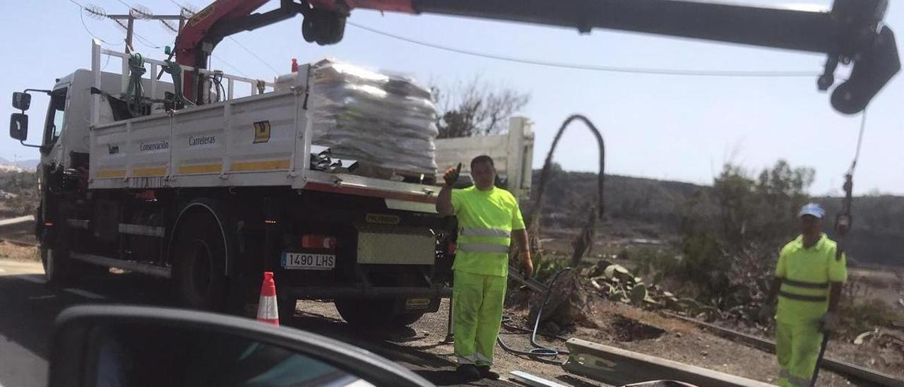 Operarios del Cabildo trabajan en reforzar la valla de la vía tras un accidente reciente