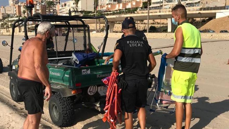 El Campello retira decenas de enseres empleados para reservar espacio en las playas