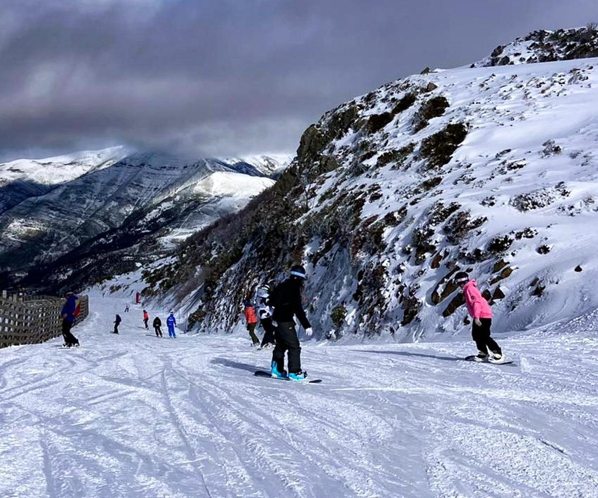 Varios usuarios, en la estación.