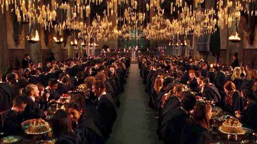 Las velas flotantes en el Gran Salón de Hogwarts.