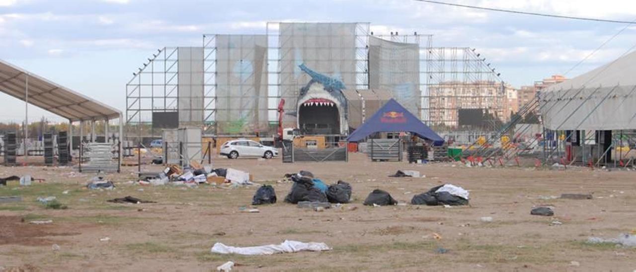 Basura y desperdicios tras la celebración del Medusa Festival de Cullera, ayer, durante la operación especial de limpieza. irina sánchez