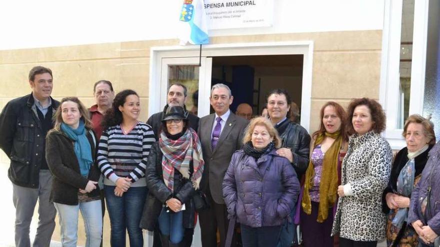 El exalcalde Manuel Rivas, debajo de la placa que el actual Gobierno local ha cambiado.