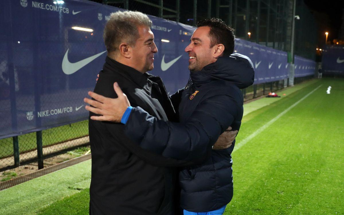 Laporta saluda a Xavi en la ciudad deportiva del Barça en Sant Joan Despí.