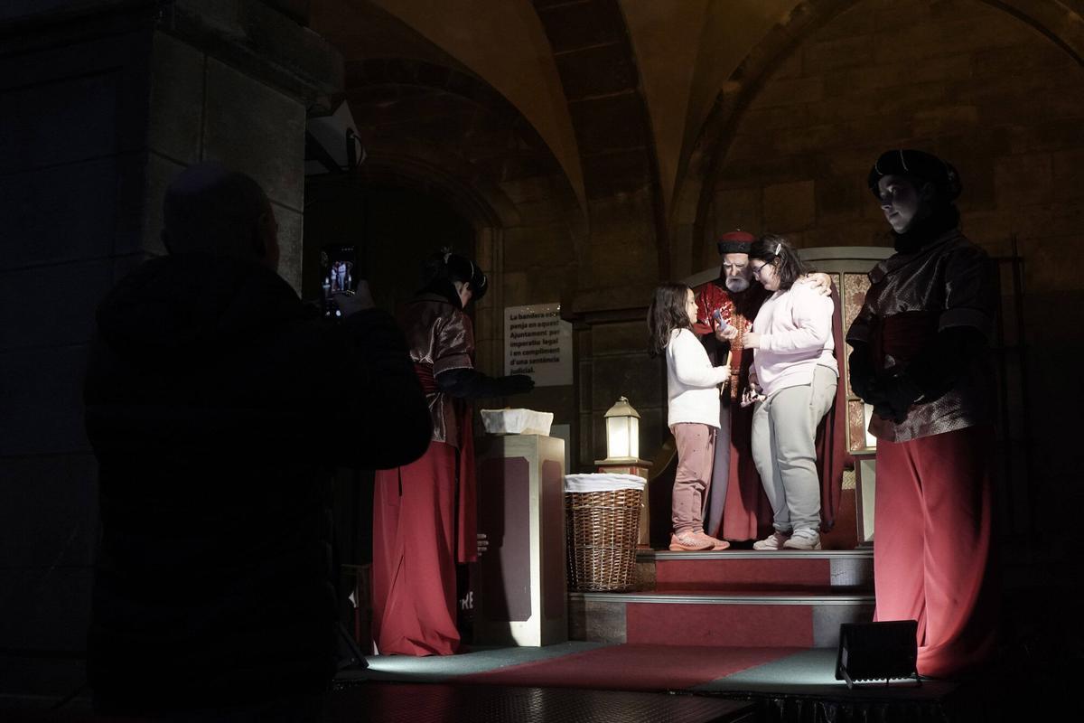 Totes les fotos dels infants de Manresa donant la carta al Príncep Assuan