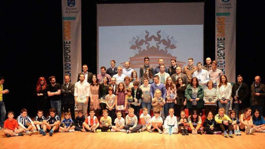 Fotografía de familia con los ganadores de la pasada edición. // Gonzalo Núñez