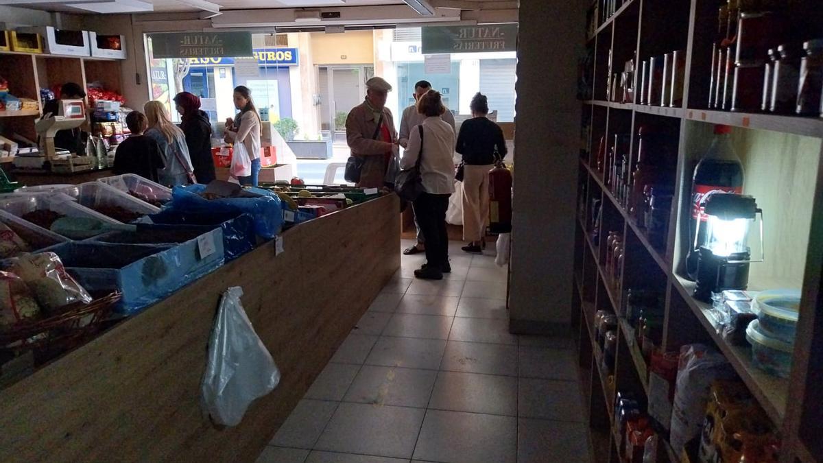 Un comercio sin luz en Alzira, durante el apagón, en una imagen de archivo.