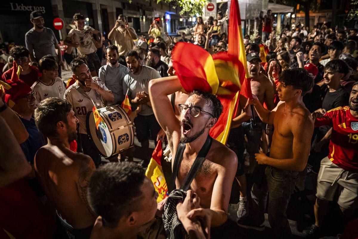 Les millors imatges de la celebració a Manresa del triomf de la Roja al Mundial