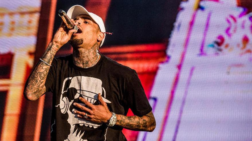 Chris Brown amenaza a una mujer con un arma