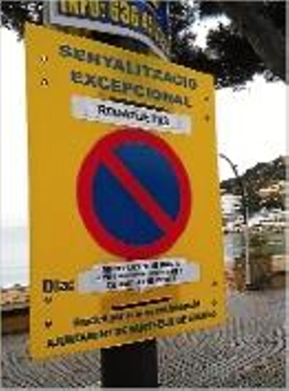 La senyalització provisional que prohibia estacionar al passeig.