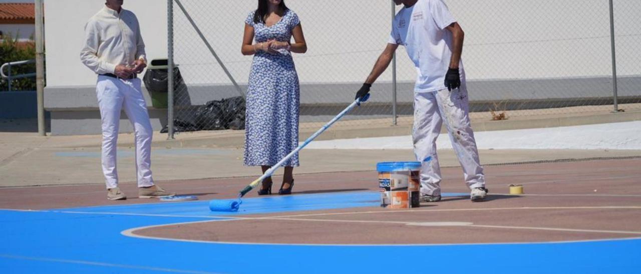 El alcalde y la concejala de Urbanismo y Obras observan las tareas de pintado de una de las pistas.