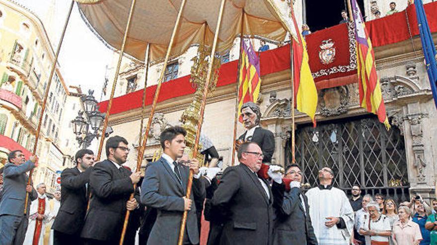 Las banderas de Cort, arriadas al paso del Santísimo.