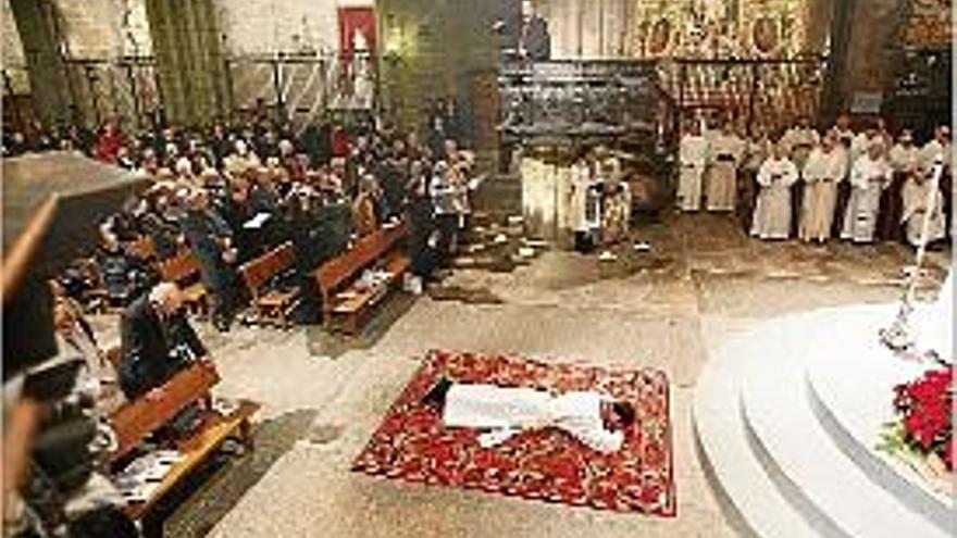 Eduard de Ribot, durant la cerimònia, prostrat a l&#039;altar de la Seu.