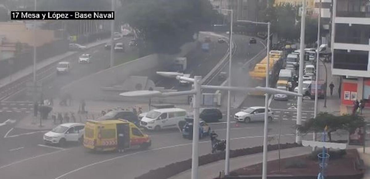 Un turismo y una motocicleta chocan frente a la Base Naval, este miércoles, 18 de febrero de 2026