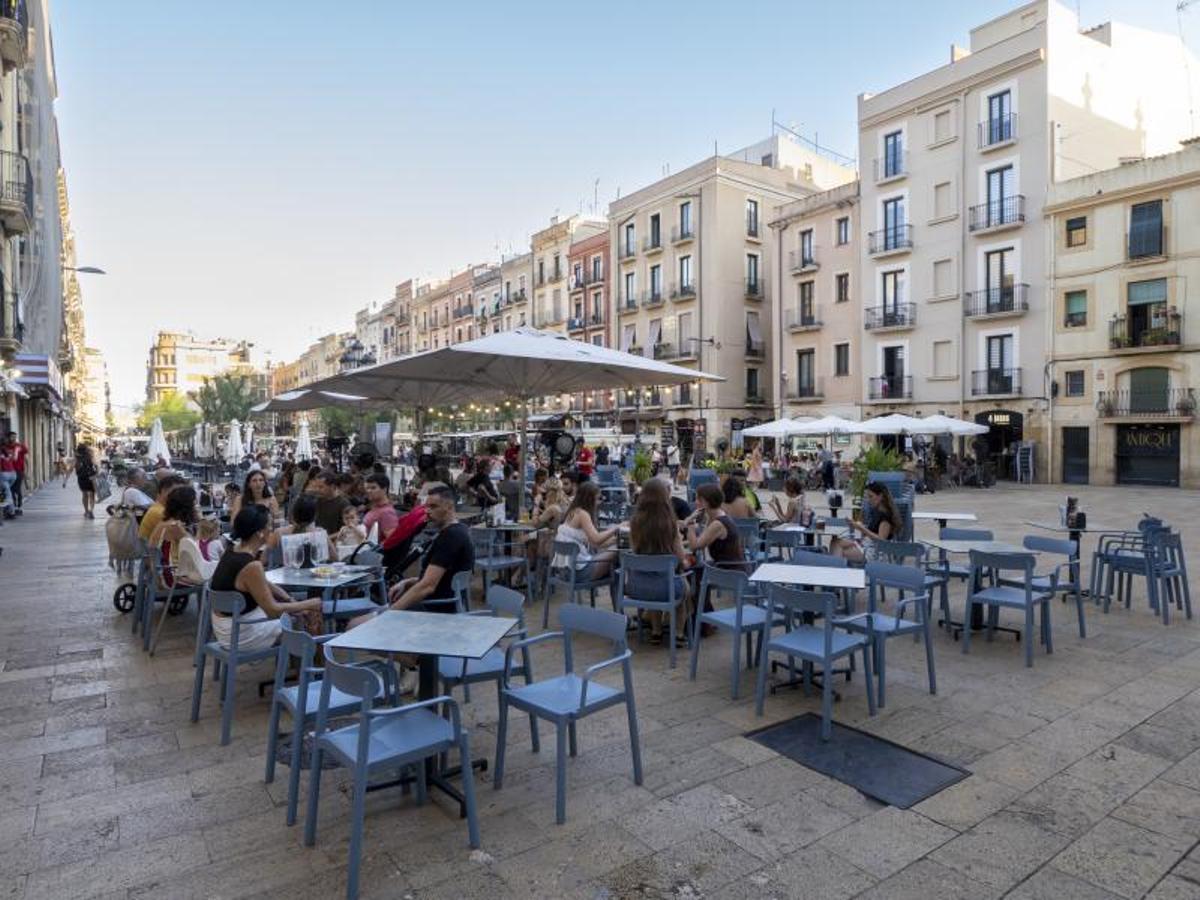 Los bares de la plaza de la Font de Tarragona tendrán que abastecerse desde la Rambla Vella.