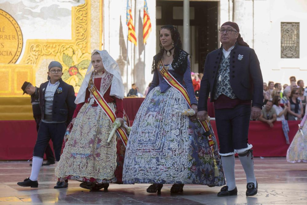 Desfile de las falleras mayores de las diferentes comisiones durante la procesión general de la Mare de Déu dels Desemparats.